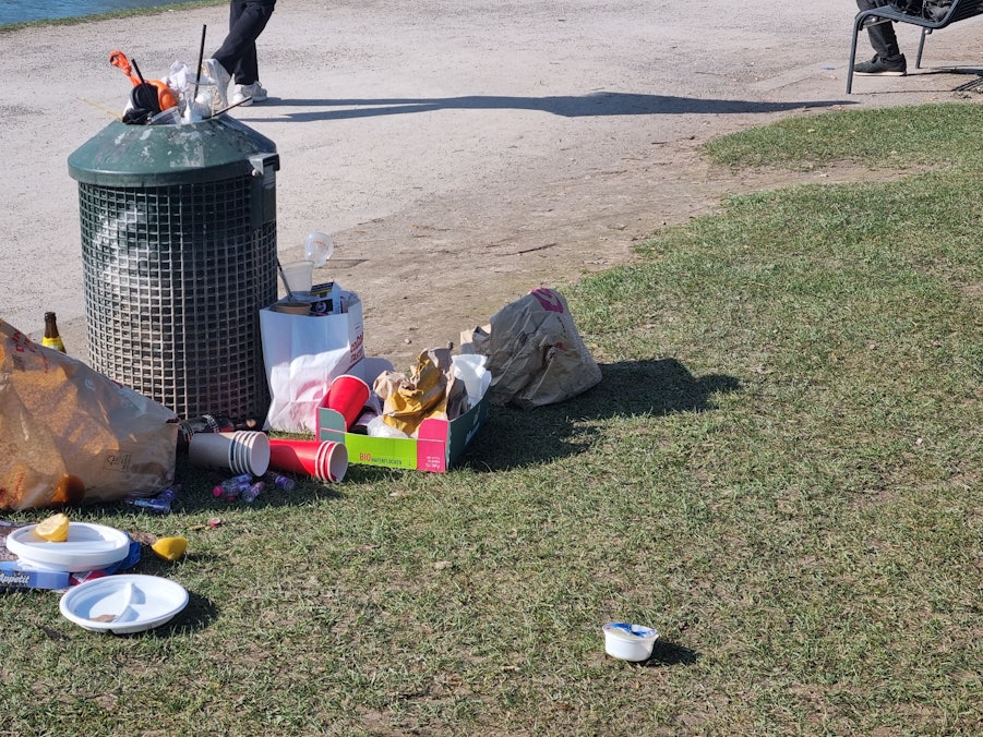 Voller Mülleimer am Aachener Weiher.