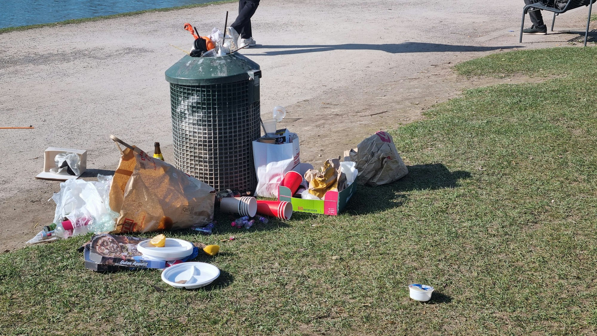 Voller Mülleimer am Aachener Weiher.