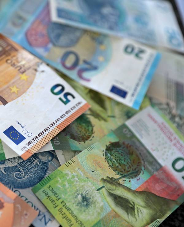 Geldnoten: Schweizer Franken, Euro und Zloty