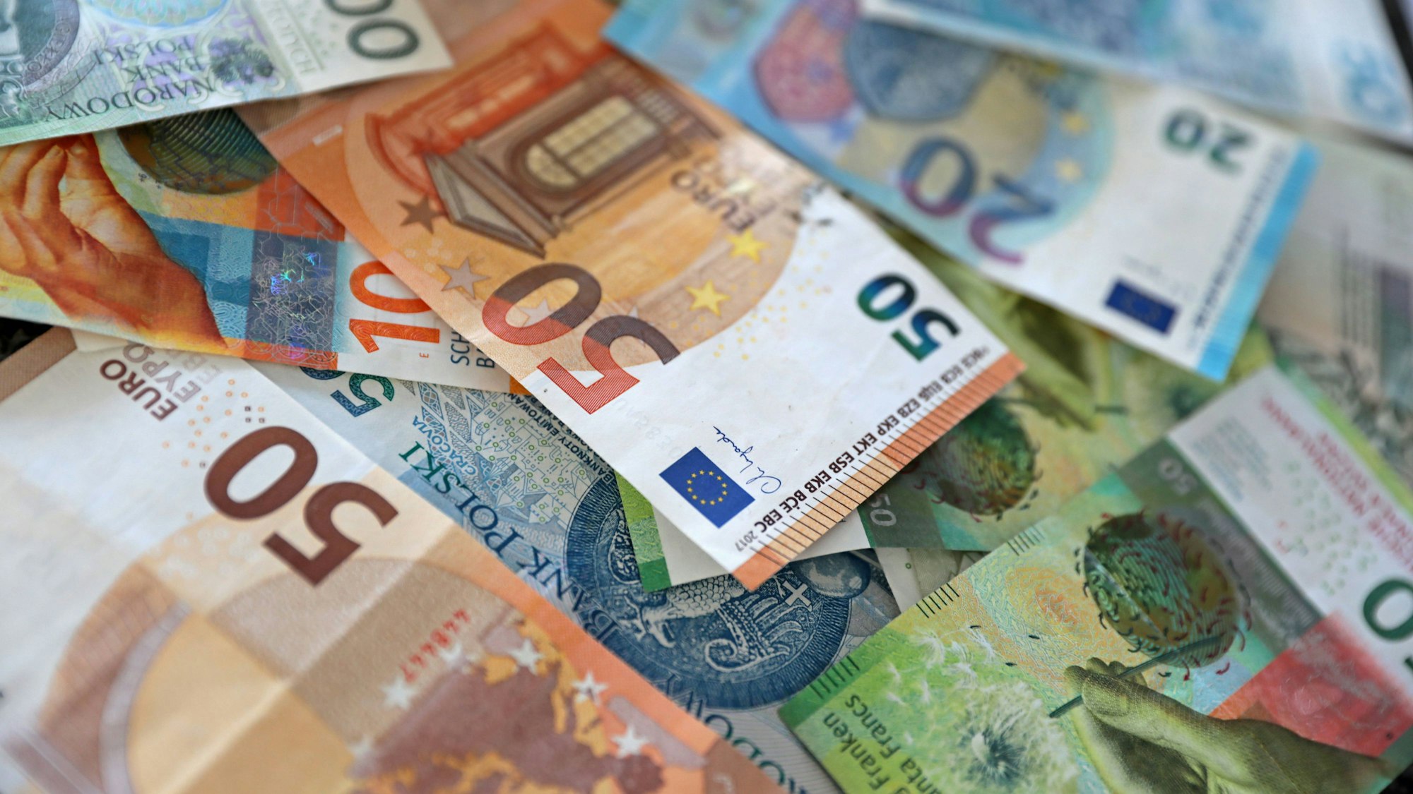 Geldnoten: Schweizer Franken, Euro und Zloty