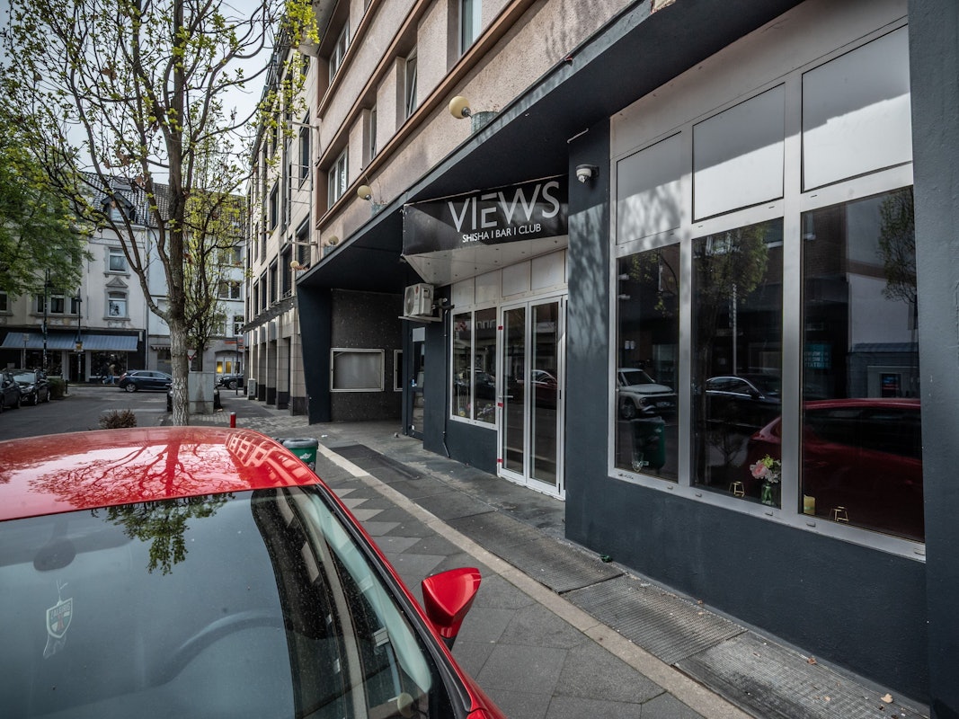 Die Shisha-Bar „View“ in der Uhlandstraße ist nach den Ausschreitungen bei einer Feier der stadtbekannten Leverkusener Großfamilie vom Ordnungsamt geschlossen worden.