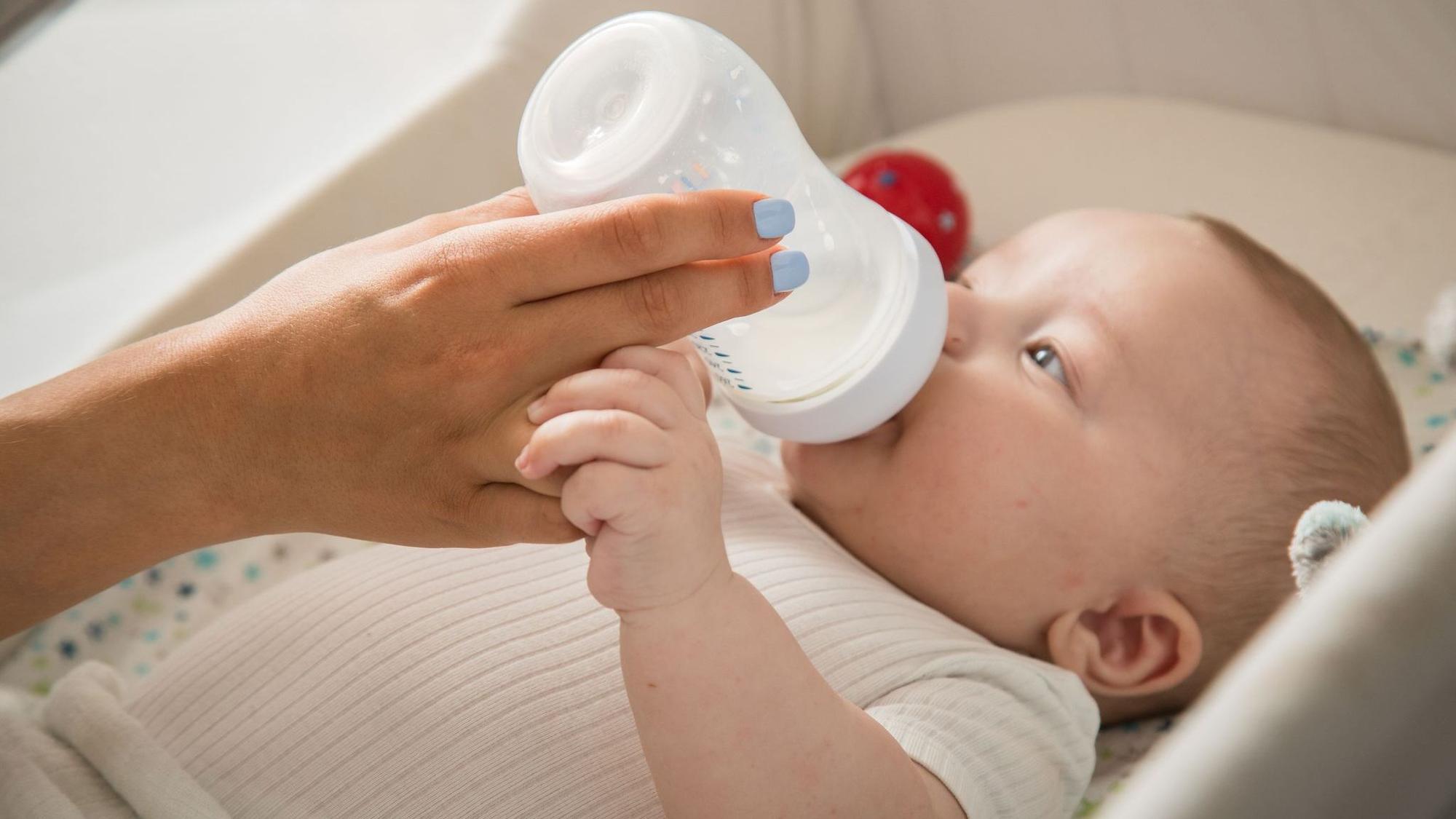 Ein Baby bekommt ein Fläschchen