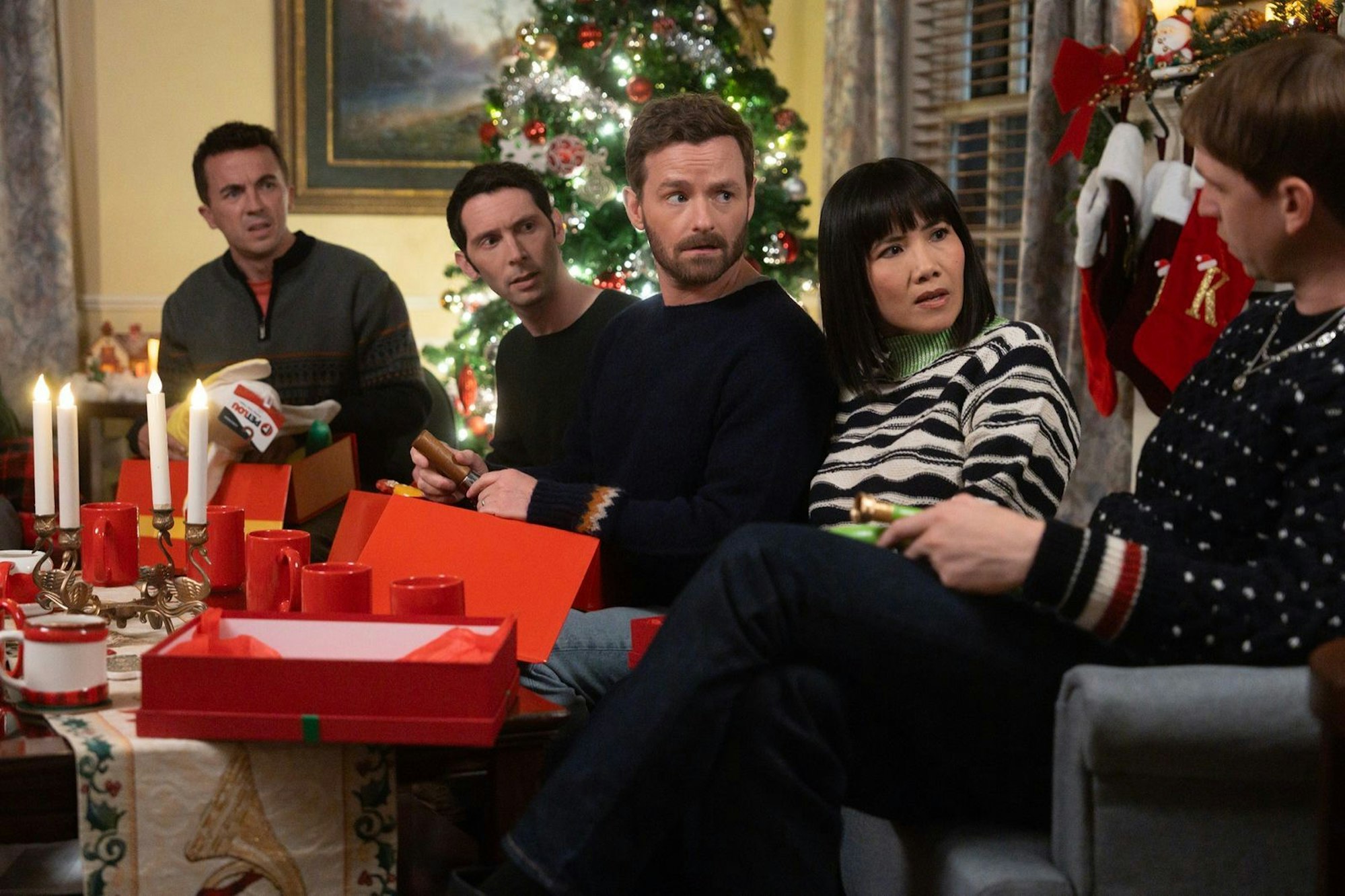 Malcolm (Frankie Muniz, von links), Reese (Justin Berfield), Farancis Christopher Masterson) und Piama (Emy Coligado) wissen nicht, was sie von Deweys (Caleb Ellsworth-Clark) Äußerungen halten sollen. (Bild: © 2025 Disney. All rights reserved. / David Bukach)