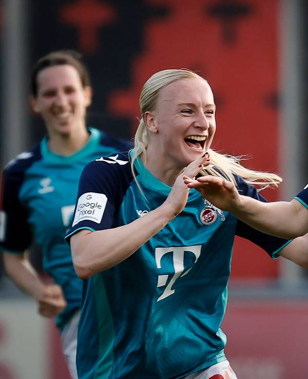 Taylor Ziemer (r.) jubelt über ein Tor.