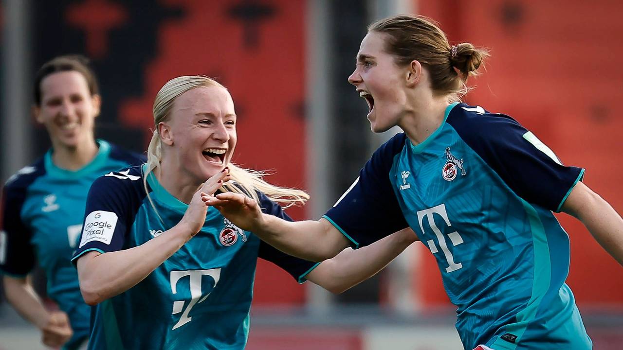 Taylor Ziemer (r.) jubelt über ein Tor.