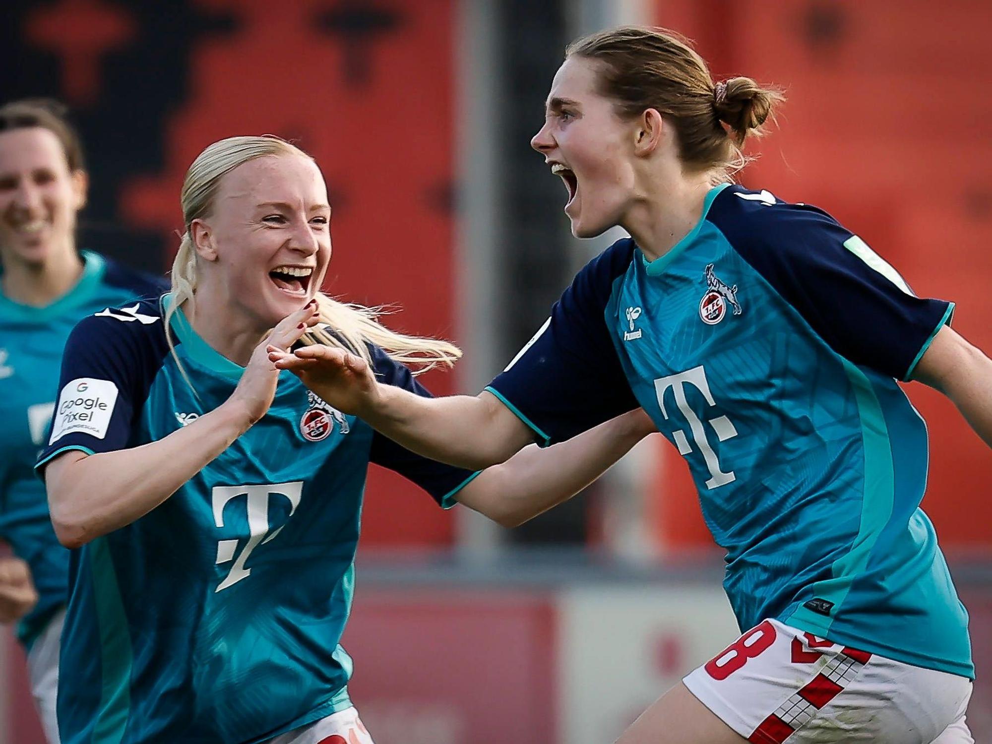 Taylor Ziemer (r.) jubelt über ein Tor.