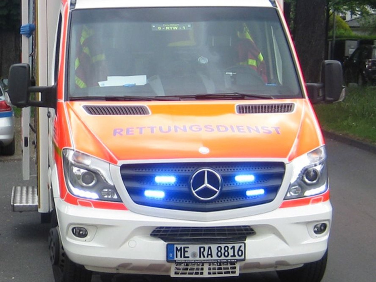 Ein Rettungswagen der Feuerwehr steht auf einer Straße.