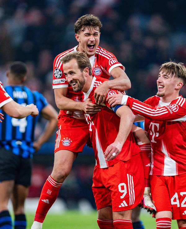 Tom Bischos springt auf den Rücken von Harry Kane, Lennart Karl und Josip Stanisic stehen daneben.