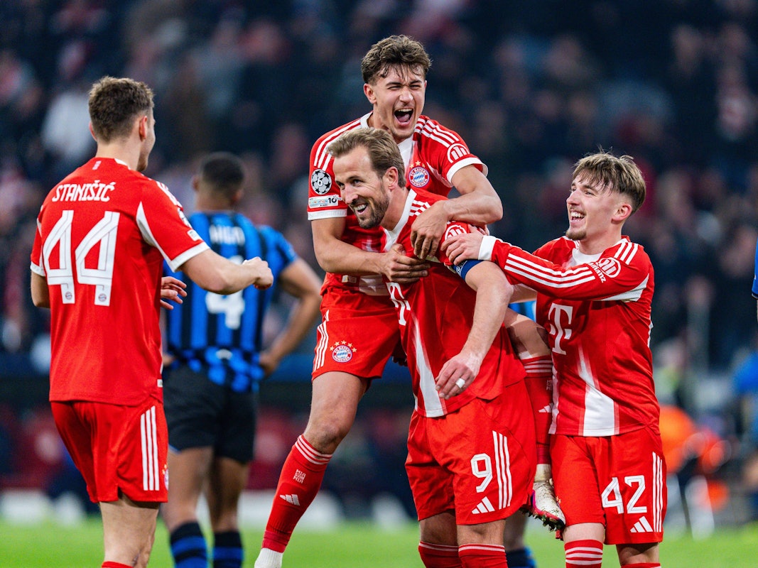 Tom Bischos springt auf den Rücken von Harry Kane, Lennart Karl und Josip Stanisic stehen daneben.