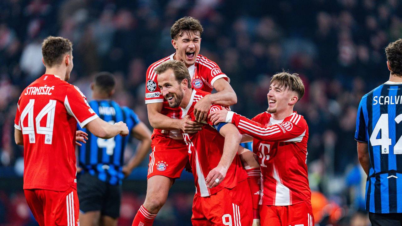 Tom Bischos springt auf den Rücken von Harry Kane, Lennart Karl und Josip Stanisic stehen daneben.