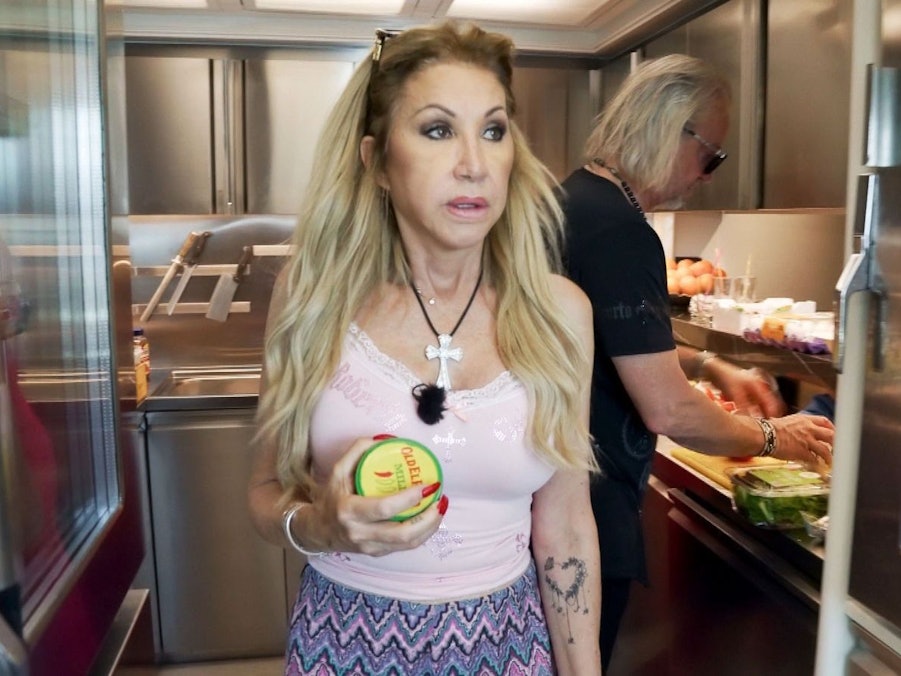 Nach einem Vorfall beim Einkaufen ist Carmen Geiss voller Wut. (Bild: RTLZWEI)