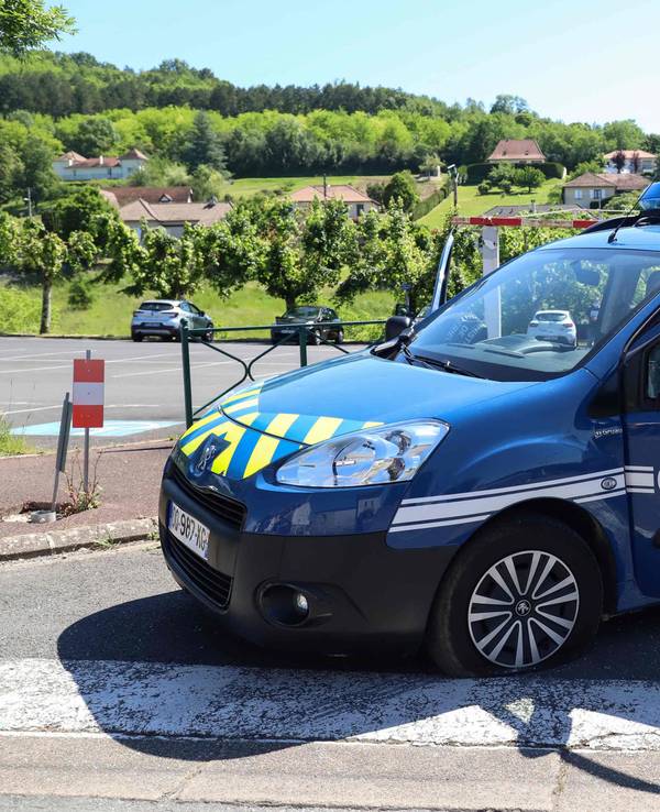 Ein französisches Polizeiauto steht auf einer Straße. Beamte haben einen 43 Jahre alten Mann festgenommen, der seinen neunjährigen Sohn über ein Jahr in einem Lieferwagen gefangen gehalten haben soll. (Symbolfoto)