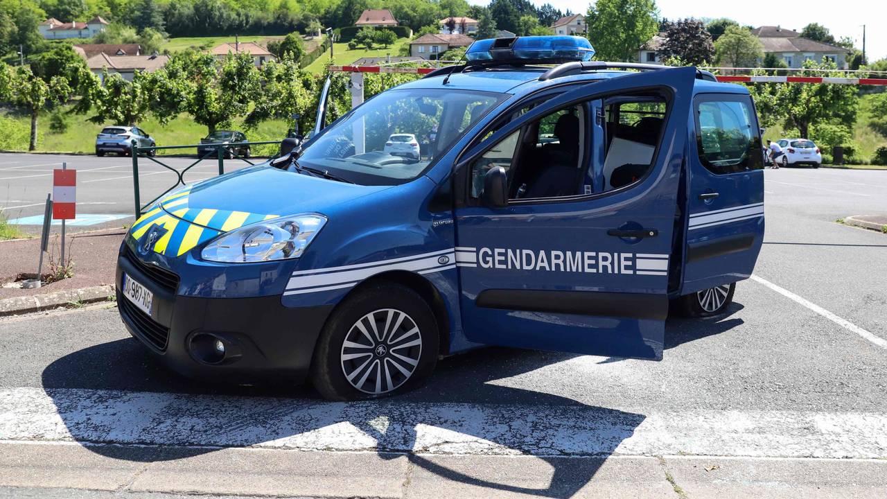 Ein französisches Polizeiauto steht auf einer Straße. Beamte haben einen 43 Jahre alten Mann festgenommen, der seinen neunjährigen Sohn über ein Jahr in einem Lieferwagen gefangen gehalten haben soll. (Symbolfoto)