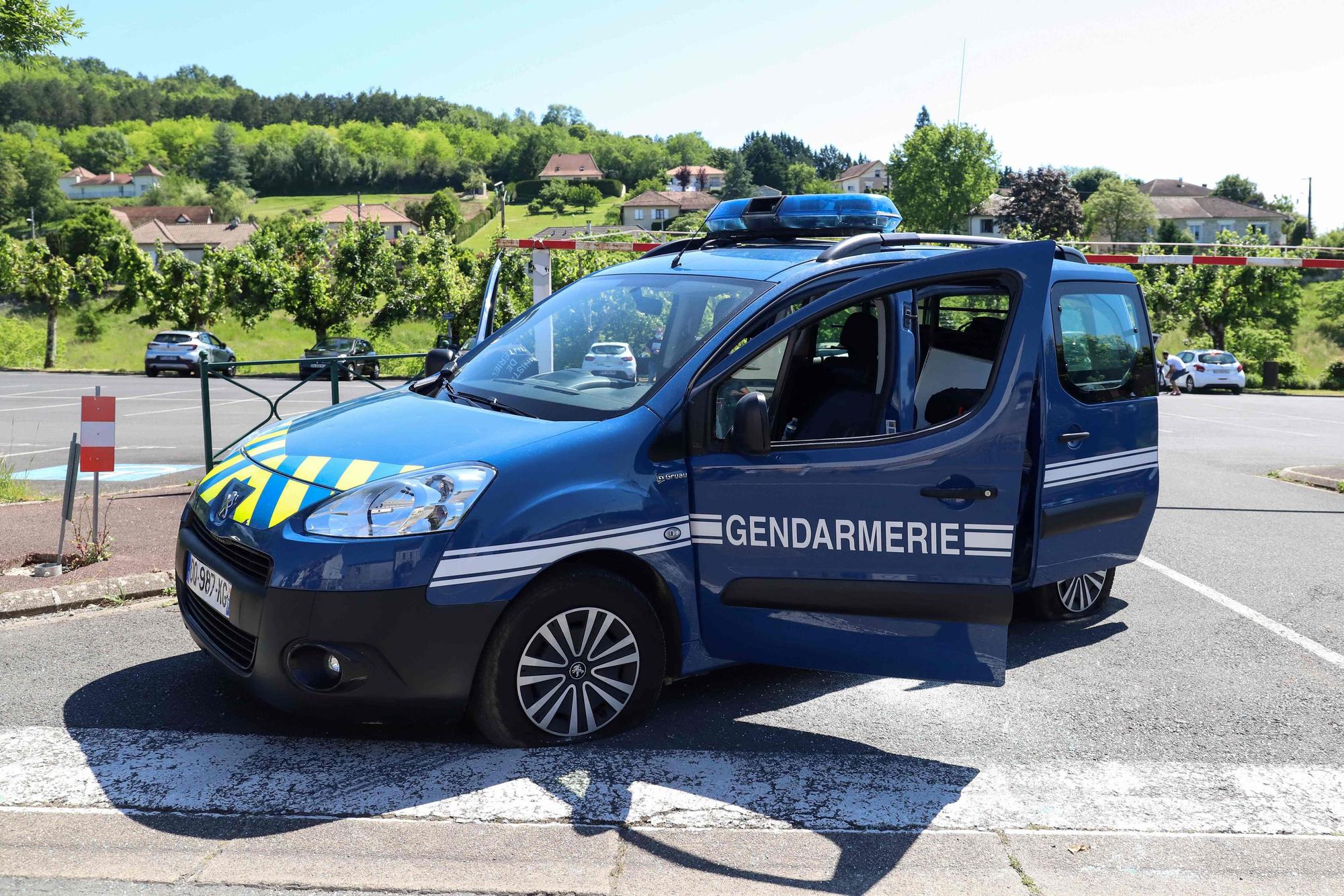 Ein französisches Polizeiauto steht auf einer Straße. Beamte haben einen 43 Jahre alten Mann festgenommen, der seinen neunjährigen Sohn über ein Jahr in einem Lieferwagen gefangen gehalten haben soll. (Symbolfoto)