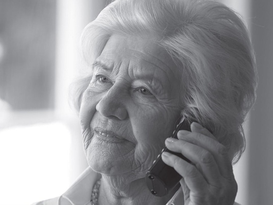 Symbolfoto: Eine ältere Frau telefoniert besorgt.