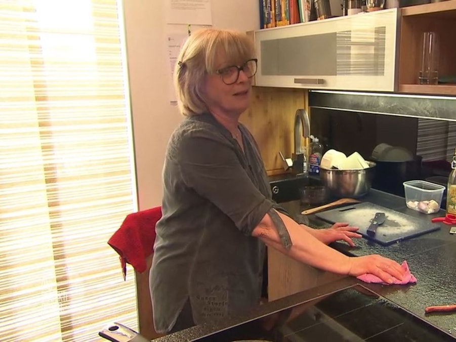 Annett erzählt die emotionale Geschichte von ihrer Flucht in den Westen.
(Bild: RTL)