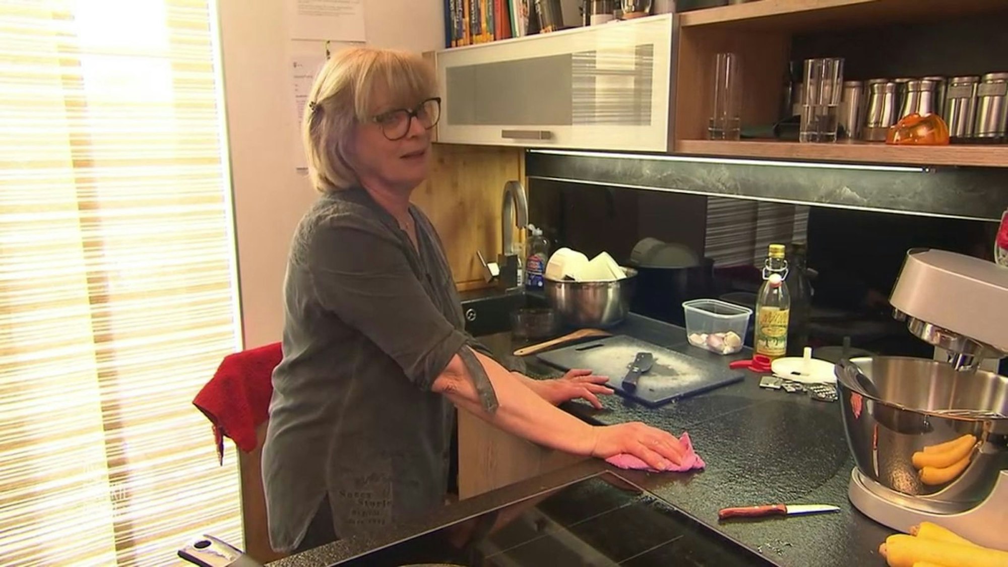 Annett erzählt die emotionale Geschichte von ihrer Flucht in den Westen.
(Bild: RTL)