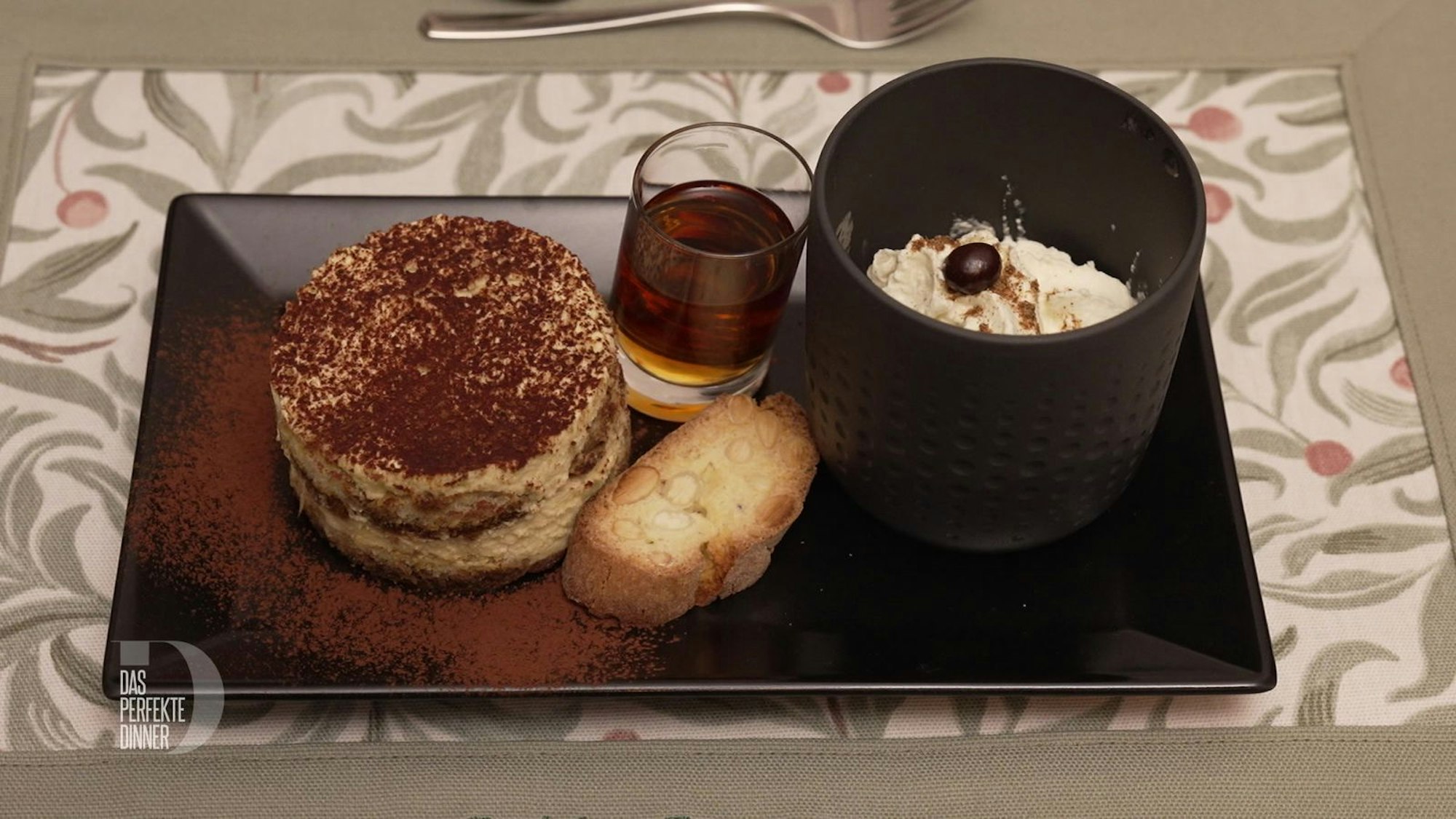 Das Dessert: geeister Cappuccino, Tiramisu und ein selbstgebackener Cantuccino.
(Bild: RTL)