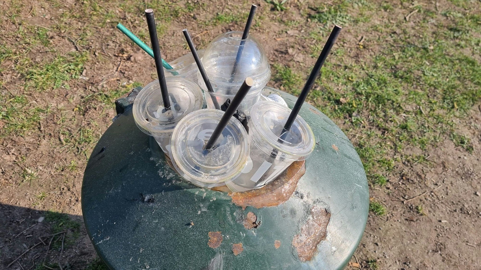 Voller Mülleimer am Aachener Weiher.