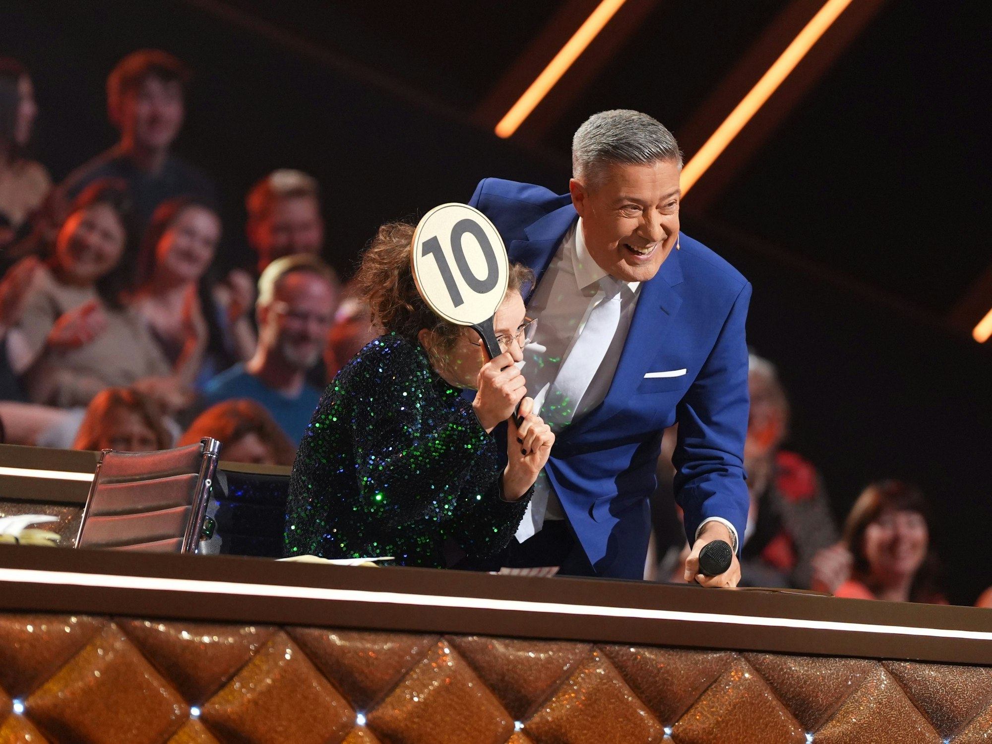 Zuschauerin Elena lacht mit Joachim Llambi.