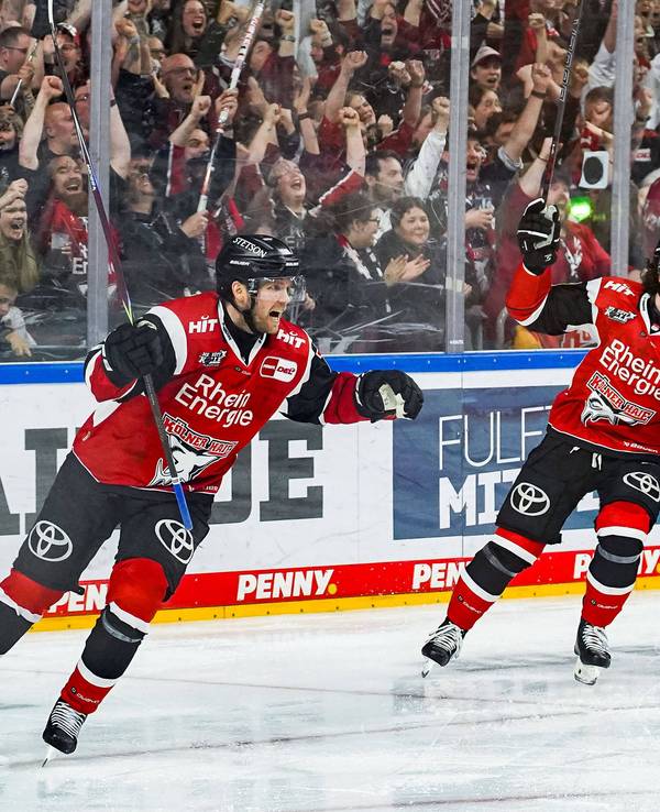 Valtteri Kemiläinen und Gregor MacLeod jubeln.