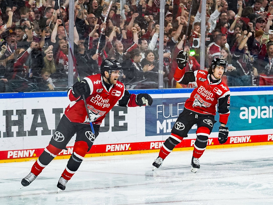 Valtteri Kemiläinen und Gregor MacLeod jubeln.