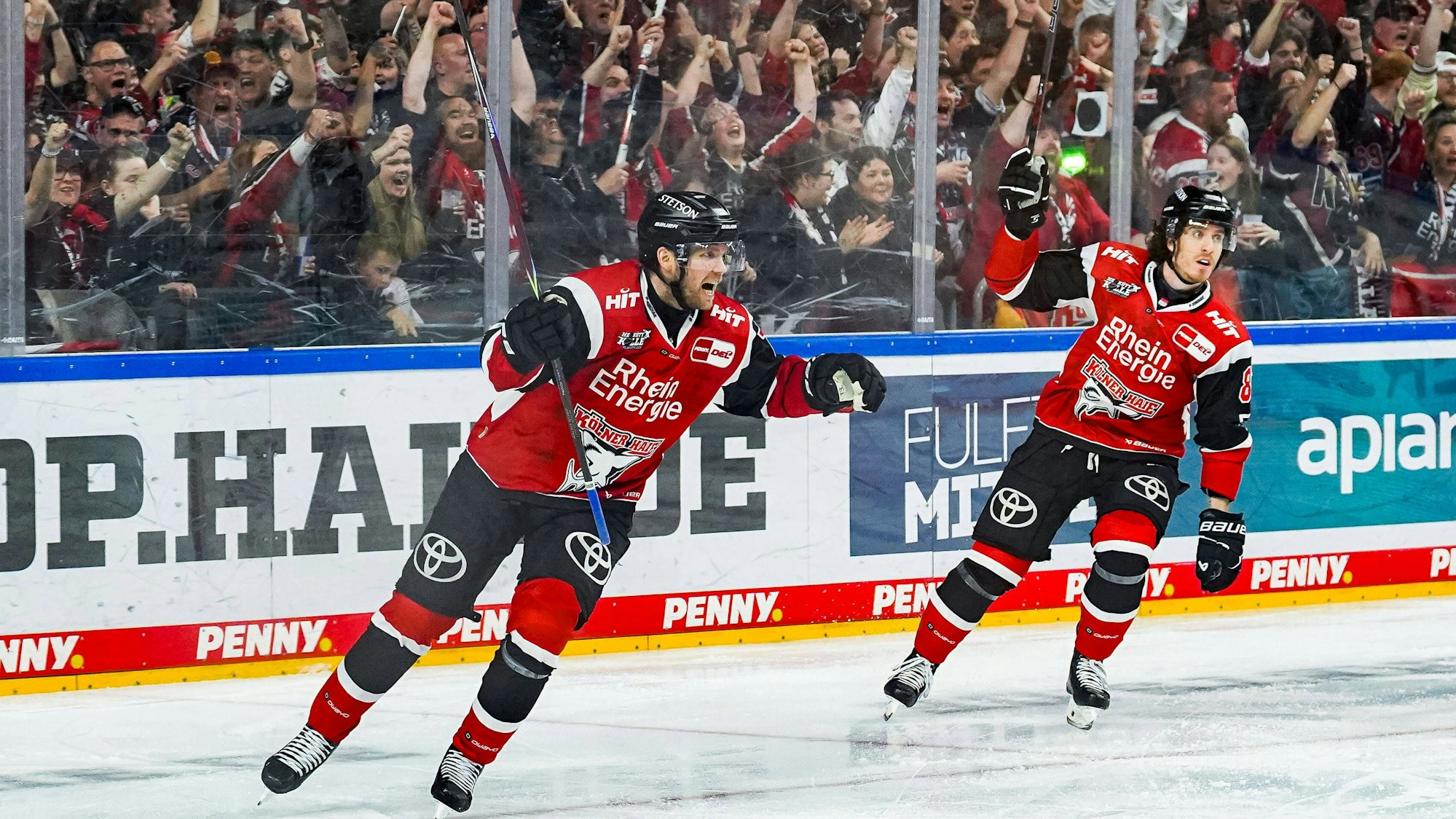 Valtteri Kemiläinen und Gregor MacLeod jubeln.