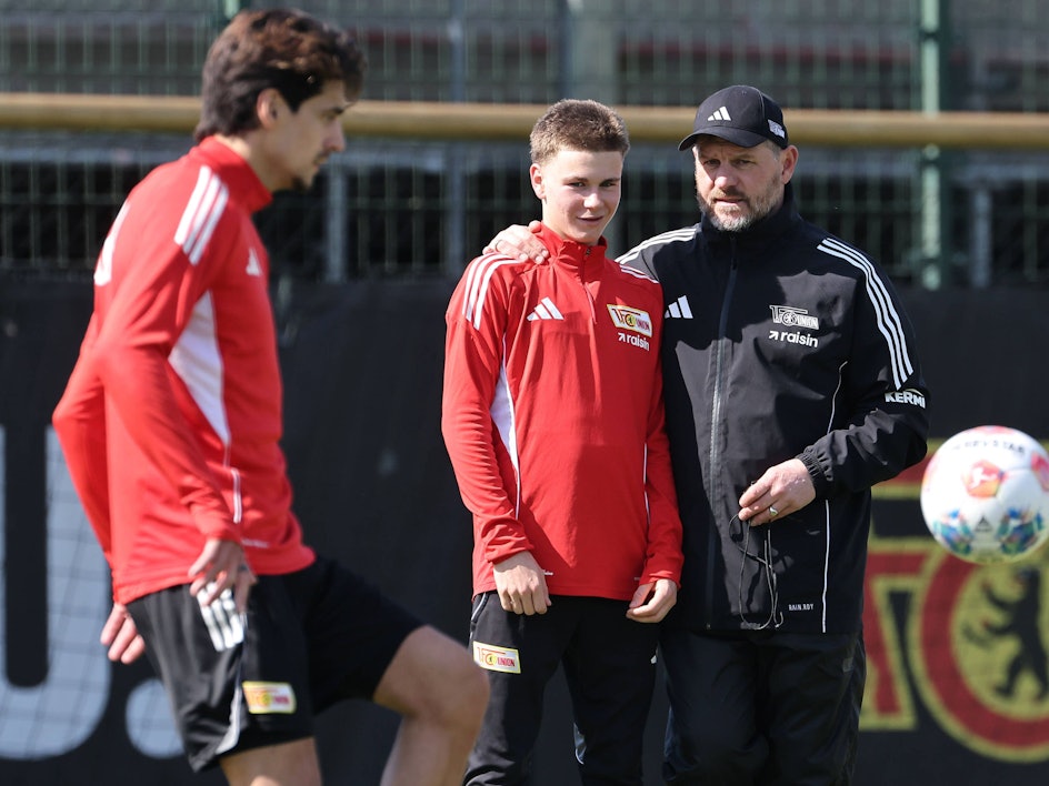 Steffen Baumgart spricht im Training mit Linus Güther.