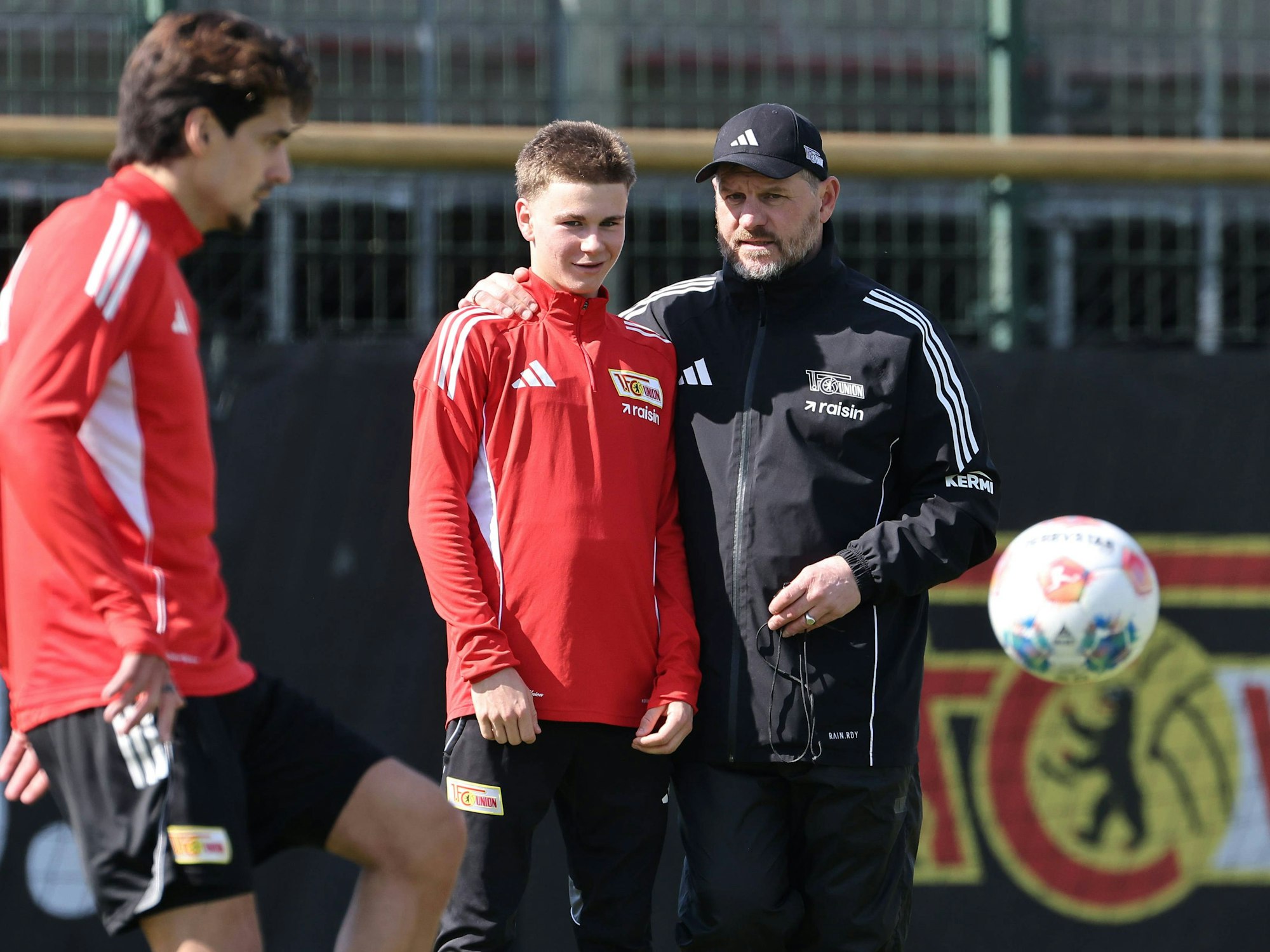 Steffen Baumgart spricht im Training mit Linus Güther.