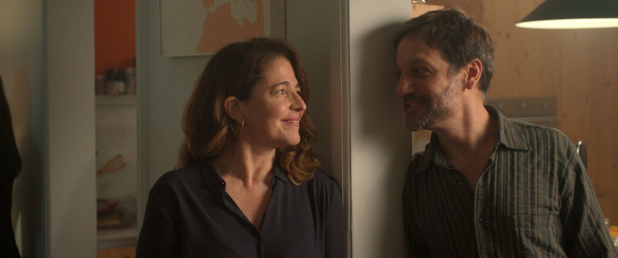 Auf einer Geschäftsreise in Rom lernt Eva (Nora Navas) den charmanten Álex (Rodrigo de la Serna) kennen. (Bild: Neue Visionen Filmverleih)