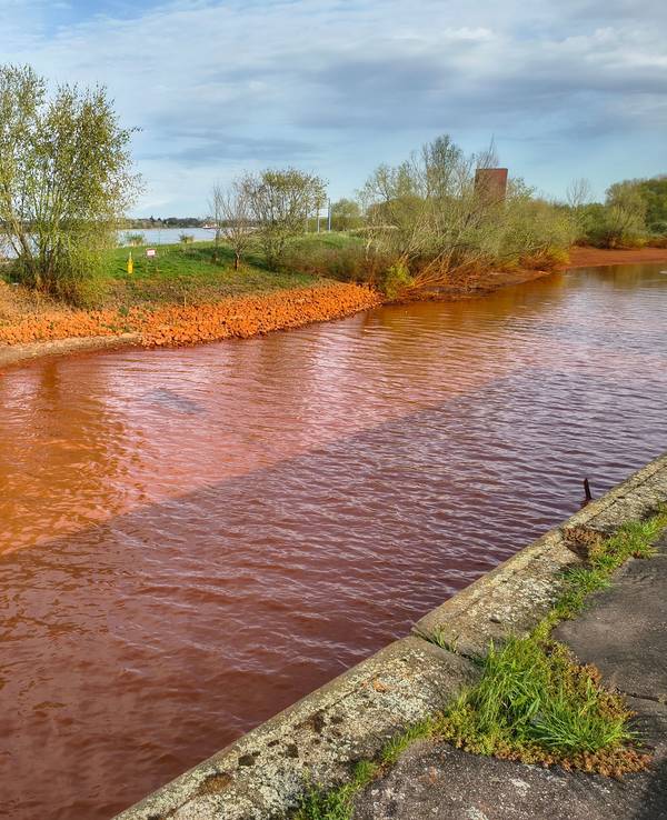 Alles rot! In Köln-Worringen fließt der Kölner Randkanal in den Rhein.