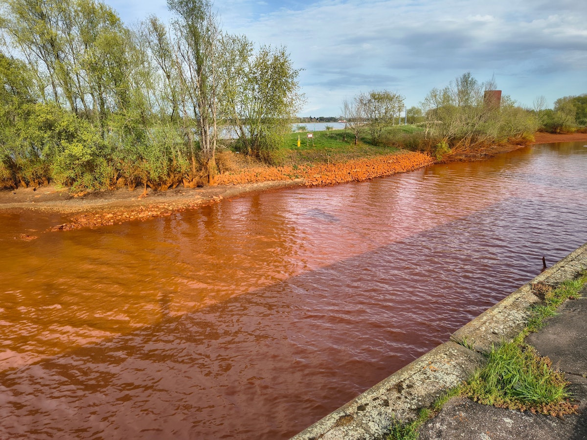 Alles rot! In Köln-Worringen fließt der Kölner Randkanal in den Rhein.