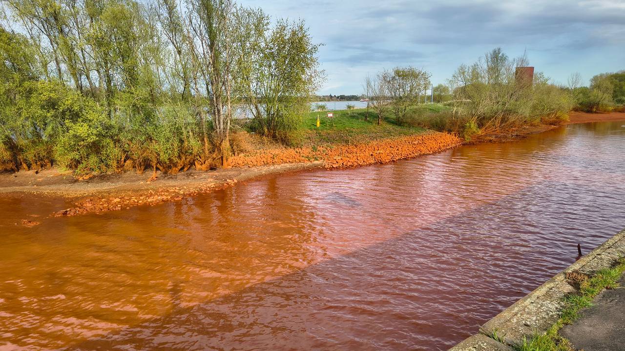 Alles rot! In Köln-Worringen fließt der Kölner Randkanal in den Rhein.