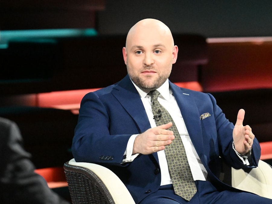 AfD-Politiker Markus Frohnmeier sagte bei „Markus Lanz“: „Ich möchte mich nicht dafür entschuldigen müssen oder schämen, Deutscher zu sein.“ (Bild: ZDF / Cornelia Lehmann)
