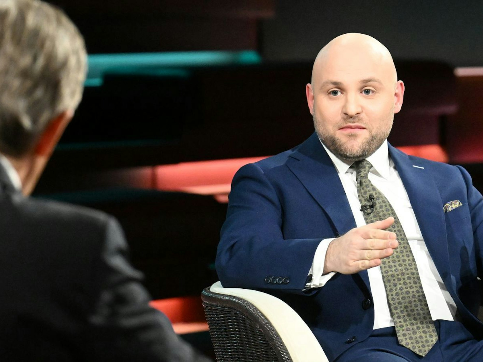 AfD-Politiker Markus Frohnmeier sagte bei „Markus Lanz“: „Ich möchte mich nicht dafür entschuldigen müssen oder schämen, Deutscher zu sein.“ (Bild: ZDF / Cornelia Lehmann)