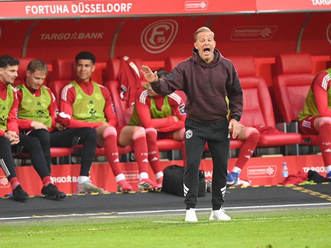 Markus Anfang gestikuliert.