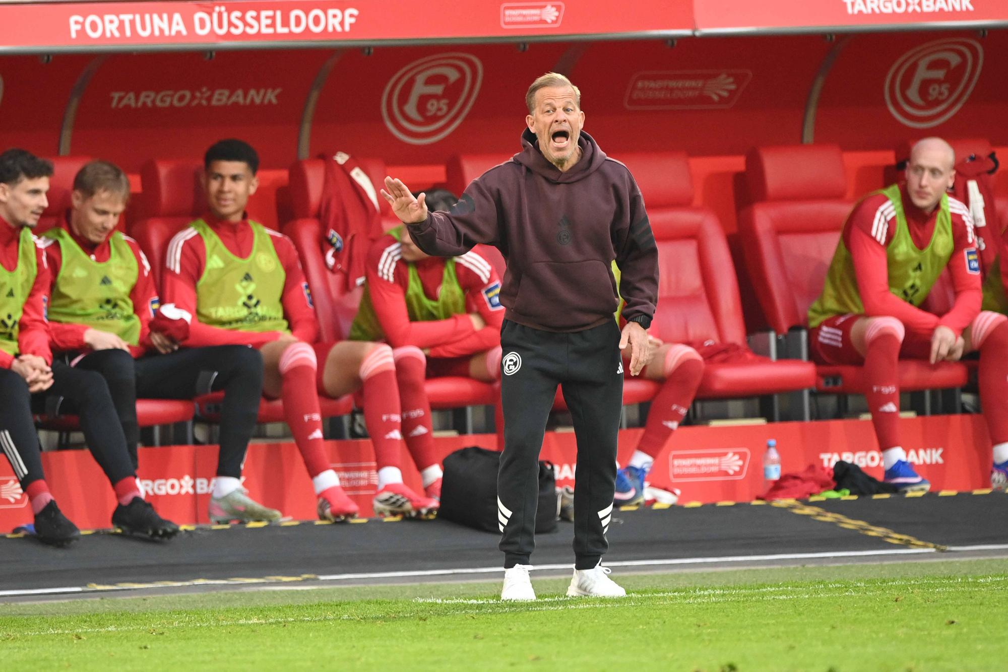 Markus Anfang gestikuliert.