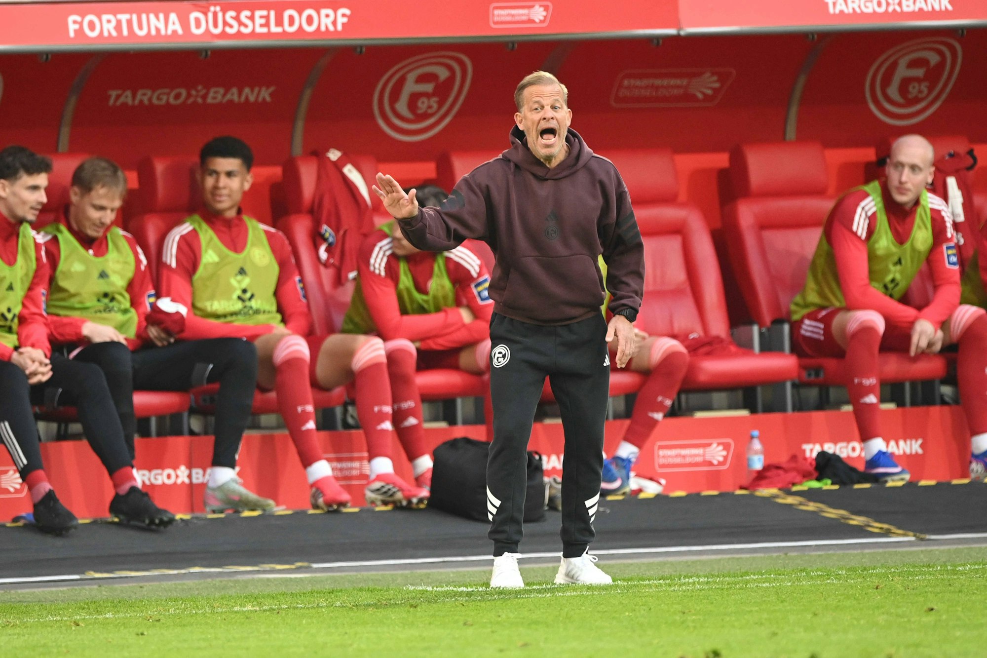 Markus Anfang gestikuliert.