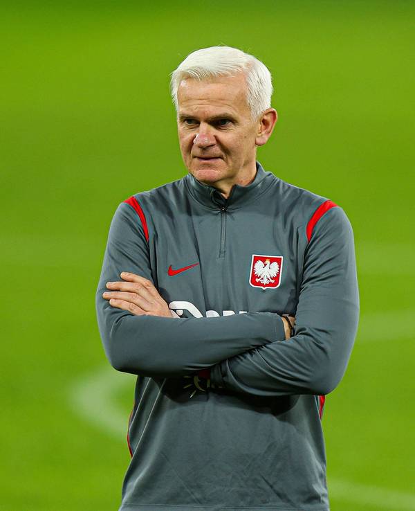 Jacek Magiera steht mit verschränkten Armen auf dem Trainingsplatz.