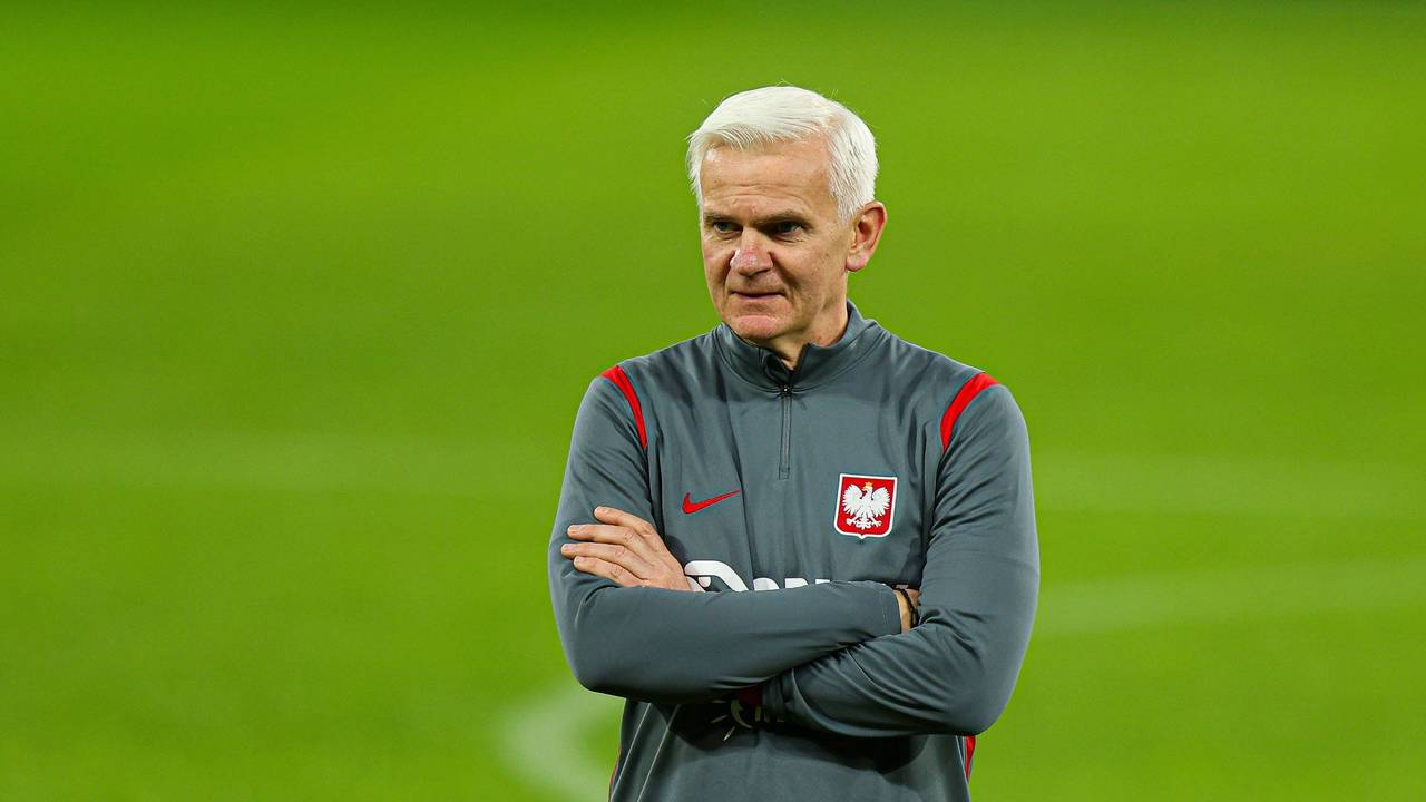 Jacek Magiera steht mit verschränkten Armen auf dem Trainingsplatz.