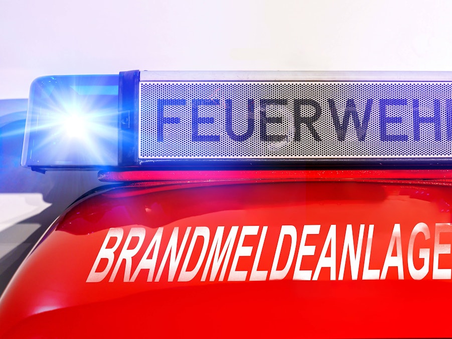 Feuerwehrfahrzeug mit Blaulicht und Aufschriften