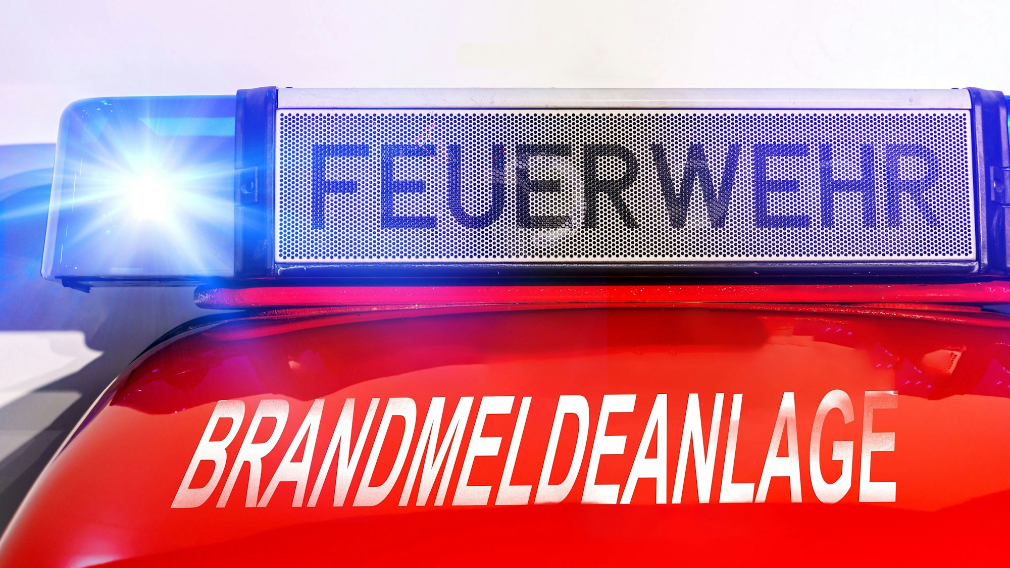 Feuerwehrfahrzeug mit Blaulicht und Aufschriften