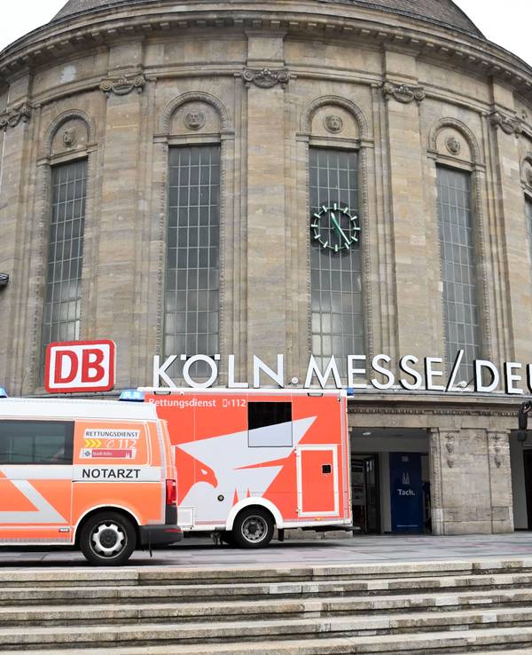 Fahrzeuge des Rettungsdienstes stehen vor dem Bahnhof Messe/Deutz.