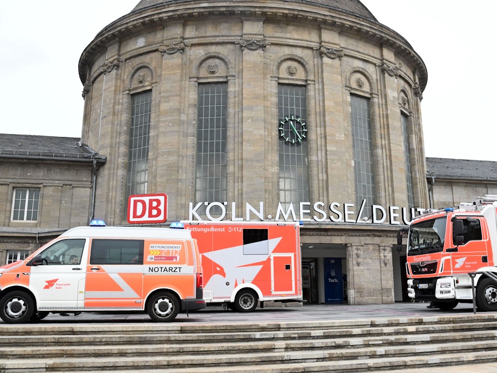 Fahrzeuge des Rettungsdienstes stehen vor dem Bahnhof Messe/Deutz.