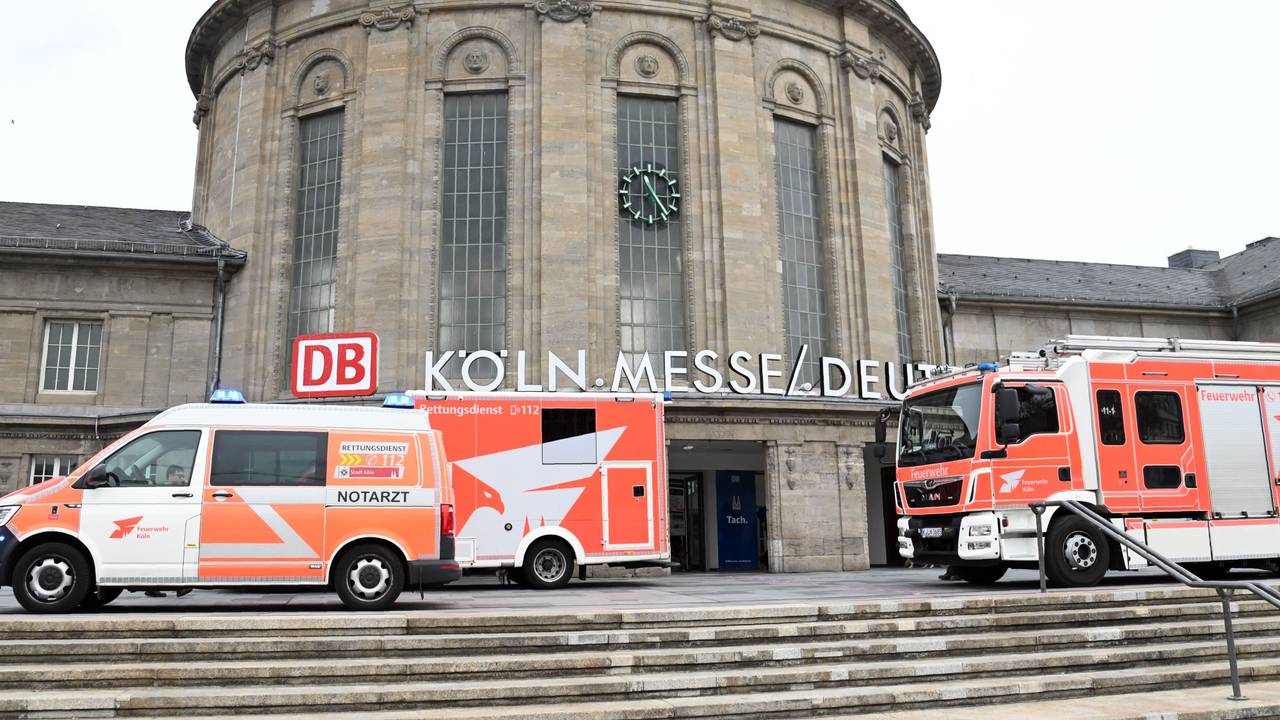 Fahrzeuge des Rettungsdienstes stehen vor dem Bahnhof Messe/Deutz.