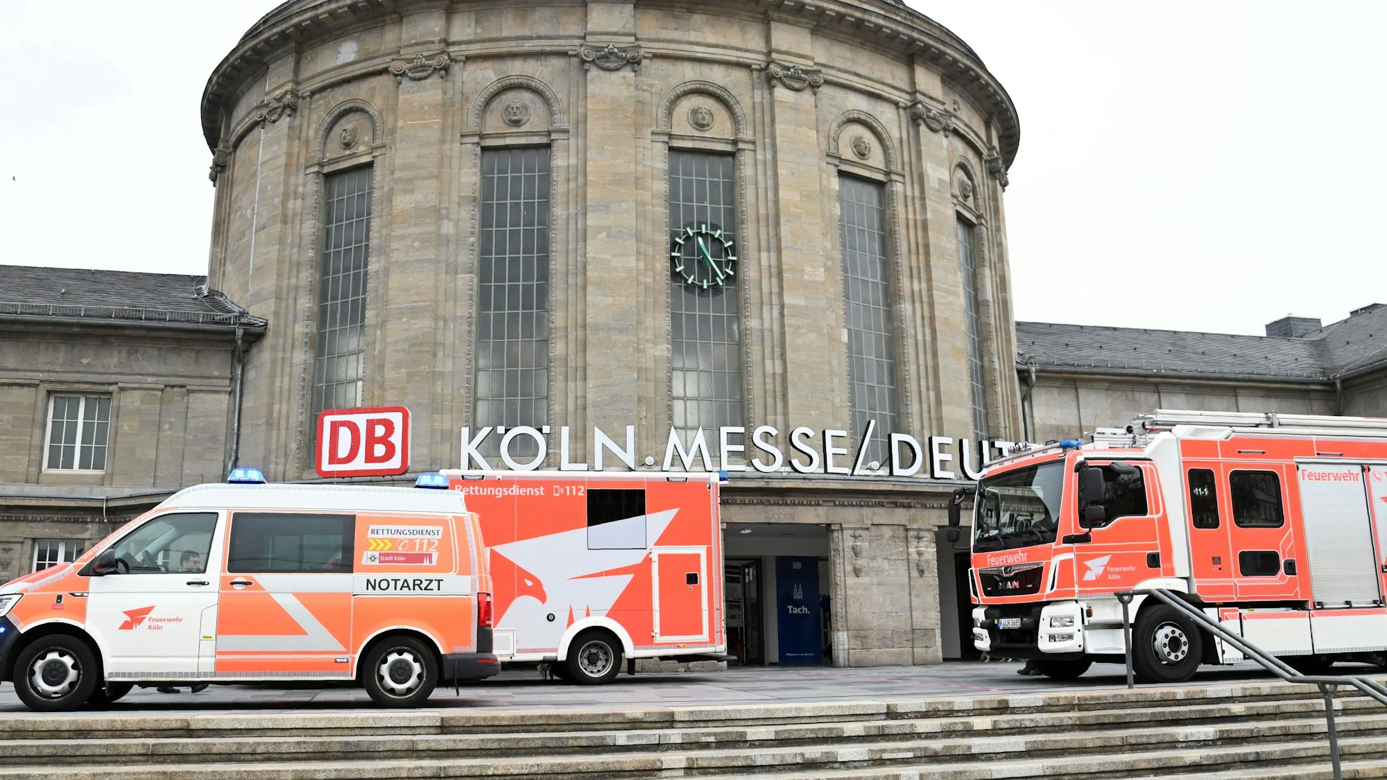 Fahrzeuge des Rettungsdienstes stehen vor dem Bahnhof Messe/Deutz.