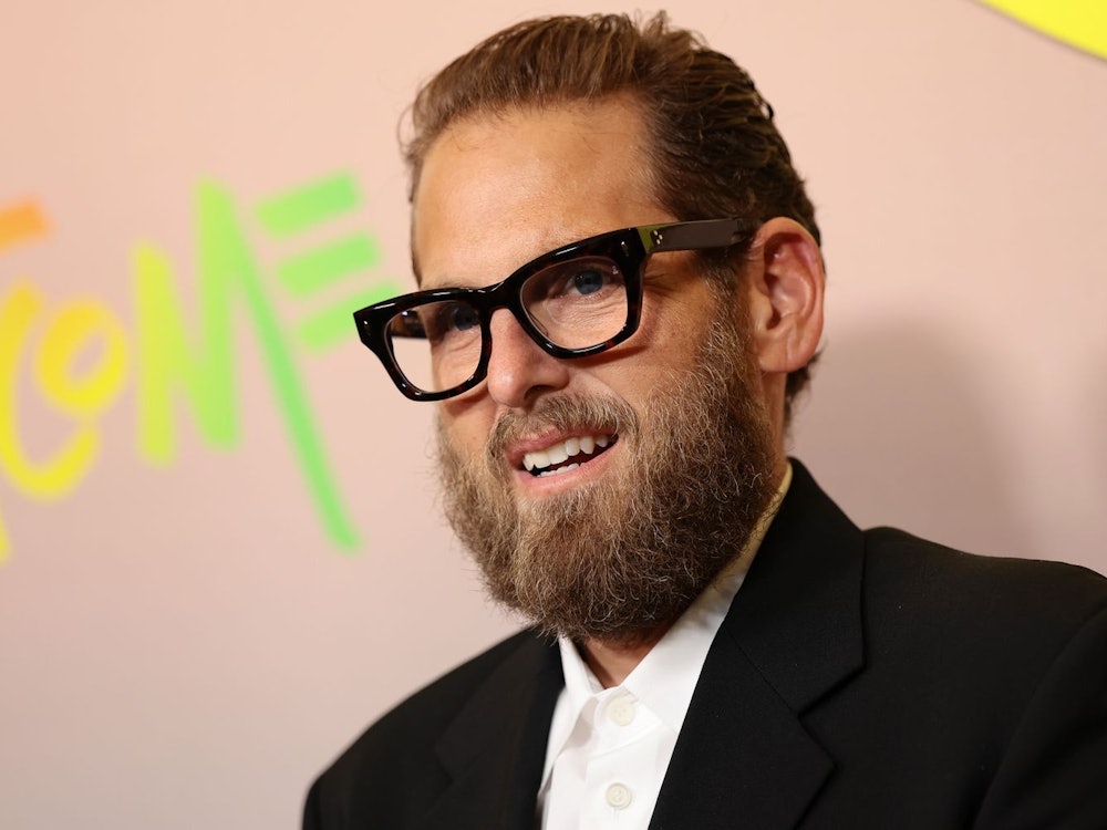 So kennt man US-Schauspieler Jonah Hill: Mit schwarzer Brille, zurückgestylten Haaren und einem Bart. (Bild: 2026 Getty Images/Dimitrios Kambouris)