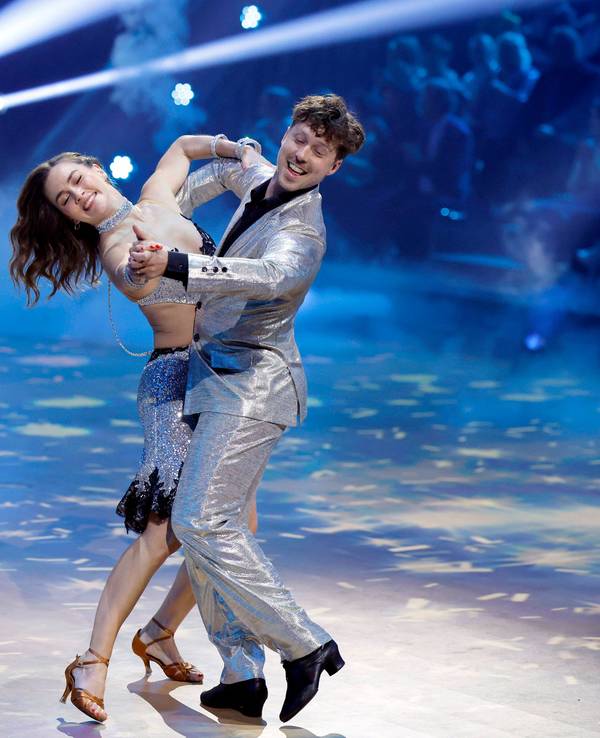 Renata Lusin und Valentin Lusin tanzen auf Bühne