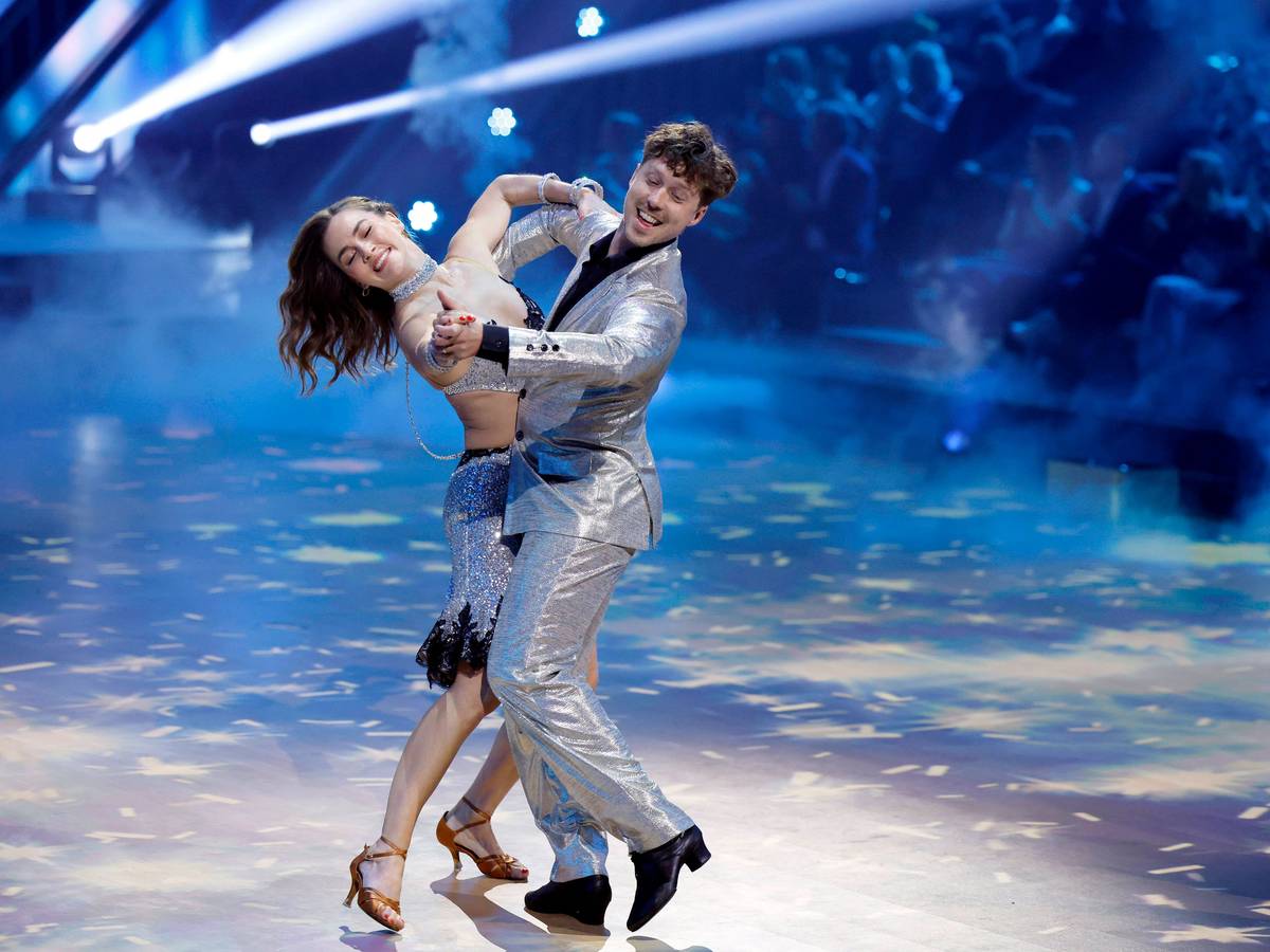 Renata Lusin und Valentin Lusin tanzen auf Bühne