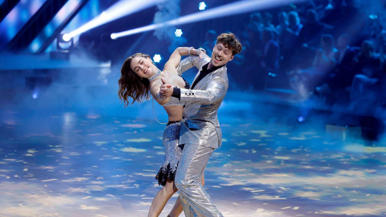 Renata Lusin und Valentin Lusin tanzen auf Bühne
